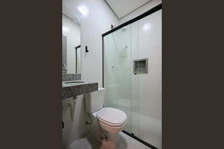 Banheiro de kitnet/studio para alugar com 1 quarto, 15m² em Lapa de Baixo, São Paulo