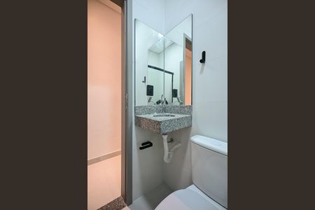 Banheiro de kitnet/studio para alugar com 1 quarto, 15m² em Lapa de Baixo, São Paulo