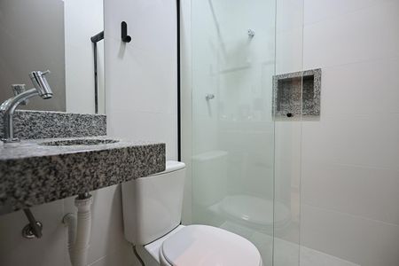 Banheiro de kitnet/studio para alugar com 1 quarto, 15m² em Lapa de Baixo, São Paulo