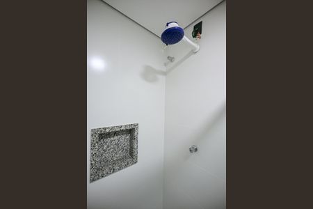 Banheiro de kitnet/studio para alugar com 1 quarto, 28m² em Lapa de Baixo, São Paulo