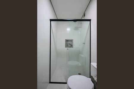 Banheiro de kitnet/studio para alugar com 1 quarto, 28m² em Lapa de Baixo, São Paulo