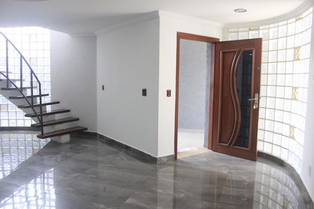 Casa para alugar com 247m², 5 quartos e 2 vagasSala