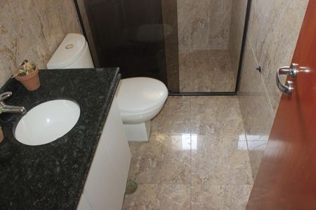Casa para alugar com 247m², 5 quartos e 2 vagasBanheiro social