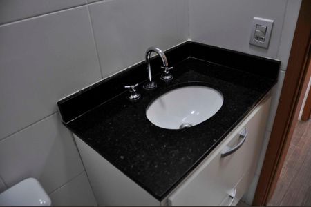 Apartamento à venda com 74m², 3 quartos e 2 vagas Apartamento à venda com 74m², 3 quartos e 2 vagasDetalhe - Banheiro Social