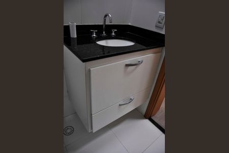 Apartamento à venda com 74m², 3 quartos e 2 vagas Apartamento à venda com 74m², 3 quartos e 2 vagasDetalhe - Banheiro Social