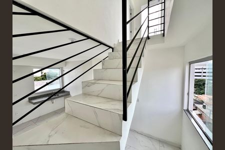 Apartamento à venda com 150m², 3 quartos e 2 vagas Apartamento à venda com 150m², 3 quartos e 2 vagasEscada