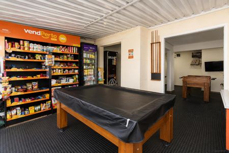 Venda de produtos alimentícos e bebídas em um ambiente com mesa de bilhar e geladeira. de apartamento à venda com 3 quartos, 64m² em Cidade Líder, São Paulo