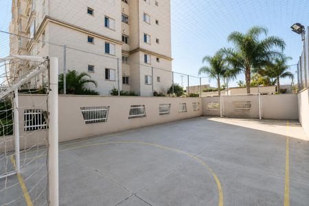 Apartamento à venda com 64m², 3 quartos e 2 vagas Apartamento à venda com 64m², 3 quartos e 2 vagasQuadra de futsal com redes e gol no canto esquerdo, cercada por muro e com palmeiras ao fundo.
