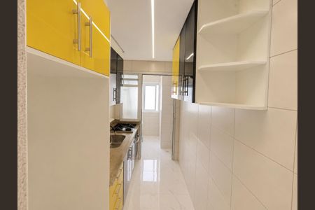 Cozinha com móveis amarelos e brancos, piso de porcelanato e iluminação adequada. de apartamento à venda com 3 quartos, 64m² em Cidade Líder, São Paulo