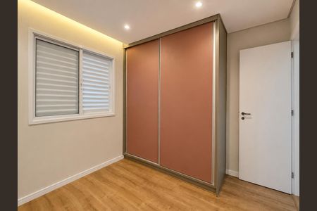 Apartamento à venda com 64m², 3 quartos e 2 vagas Apartamento à venda com 64m², 3 quartos e 2 vagasQuarto com móveis de madeira e iluminação natural através de janelas grandes.