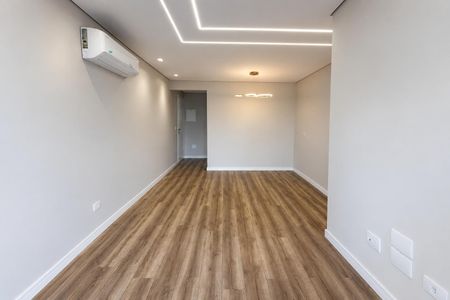 Sala de estar com piso de madeira e iluminação moderna. de apartamento à venda com 3 quartos, 64m² em Cidade Líder, São Paulo