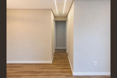 Corredor com iluminação moderna e piso de madeira, com uma porta ao fundo. de apartamento à venda com 3 quartos, 64m² em Cidade Líder, São Paulo