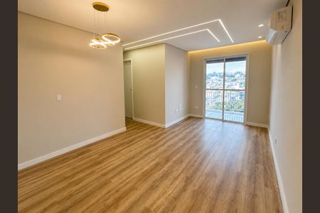 Sala com vista para a cidade, iluminada por luzes de LED e com piso de madeira. de apartamento à venda com 3 quartos, 64m² em Cidade Líder, São Paulo