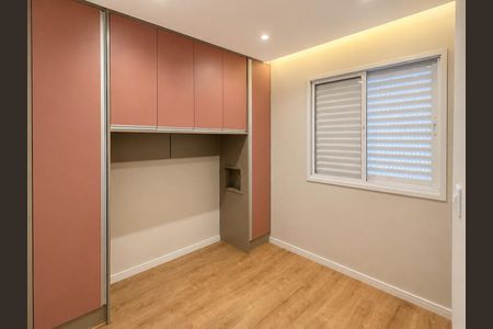 Apartamento à venda com 64m², 3 quartos e 2 vagas Apartamento à venda com 64m², 3 quartos e 2 vagasQuarto com armários e piso de madeira, com uma janela pequena e iluminação boa.