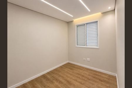 Apartamento à venda com 64m², 3 quartos e 2 vagas Apartamento à venda com 64m², 3 quartos e 2 vagasQuarto com iluminação moderna e piso de madeira, sem móveis ou decoração.