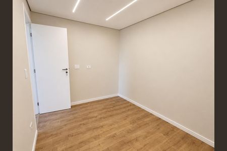 Quarto com porta e piso de madeira, iluminação moderna e paredes brancas. de apartamento à venda com 3 quartos, 64m² em Cidade Líder, São Paulo
