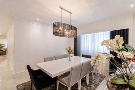 Casa à venda com 350m², 4 quartos e 3 vagas Casa à venda com 350m², 4 quartos e 3 vagasFoto 02