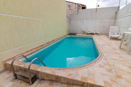 Casa de condomínio à venda com 100m², 3 quartos e 2 vagas Casa de condomínio à venda com 100m², 3 quartos e 2 vagasÁrea comum - Piscina