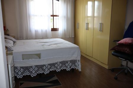 Casa à venda com 110m², 4 quartos e 2 vagasSuíte
