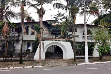 Casa para alugar com 670m², 5 quartos e 6 vagasFachada