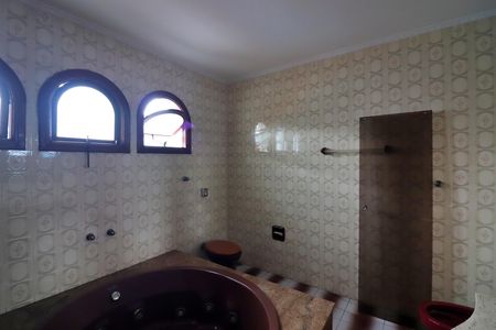 Casa para alugar com 670m², 5 quartos e 6 vagasBanheiro Social 1
