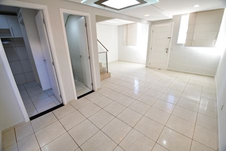 Casa de condomínio à venda com 101m², 3 quartos e 2 vagasSala
