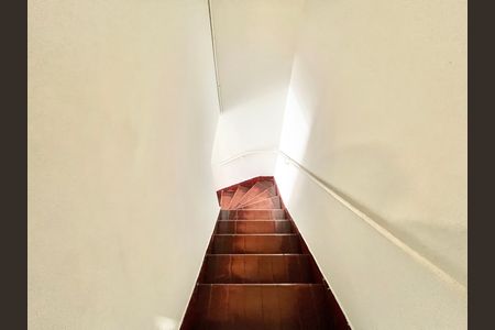 Casa à venda com 55m², 2 quartos e 1 vaga Casa à venda com 55m², 2 quartos e 1 vagaEscada