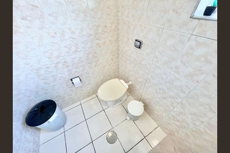 Casa à venda com 55m², 2 quartos e 1 vaga Casa à venda com 55m², 2 quartos e 1 vagaBanheiro