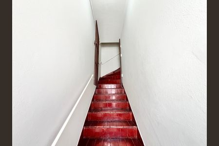 Casa à venda com 55m², 2 quartos e 1 vaga Casa à venda com 55m², 2 quartos e 1 vagaEscada