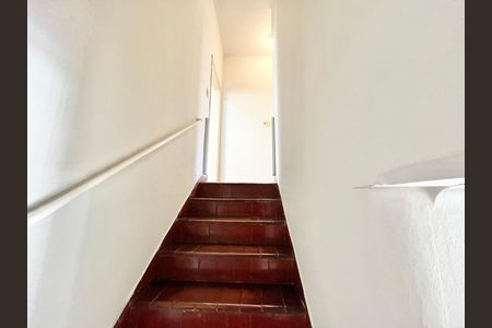Casa à venda com 55m², 2 quartos e 1 vaga Casa à venda com 55m², 2 quartos e 1 vagaEscada