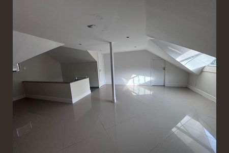 Casa de condomínio para alugar com 580m², 6 quartos e 4 vagas Casa de condomínio para alugar com 580m², 6 quartos e 4 vagasSótão