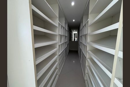 Casa de condomínio para alugar com 580m², 6 quartos e 4 vagas Casa de condomínio para alugar com 580m², 6 quartos e 4 vagasCloset do quarto 5