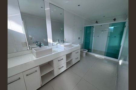 Casa de condomínio para alugar com 580m², 6 quartos e 4 vagas Casa de condomínio para alugar com 580m², 6 quartos e 4 vagasBanheiro do quarto 5