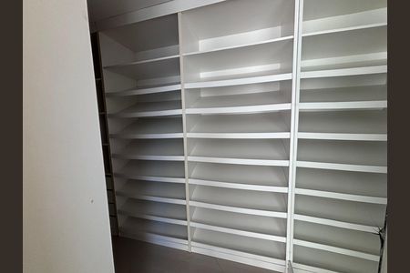 Casa de condomínio para alugar com 580m², 6 quartos e 4 vagas Casa de condomínio para alugar com 580m², 6 quartos e 4 vagasCloset do quarto 5