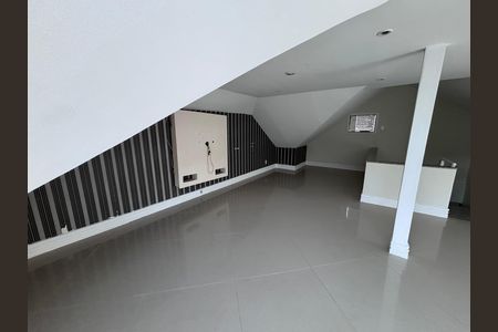 Casa de condomínio para alugar com 580m², 6 quartos e 4 vagas Casa de condomínio para alugar com 580m², 6 quartos e 4 vagasSótão