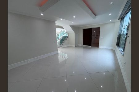 Casa de condomínio para alugar com 580m², 6 quartos e 4 vagas Casa de condomínio para alugar com 580m², 6 quartos e 4 vagasSala íntima