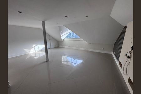 Casa de condomínio para alugar com 580m², 6 quartos e 4 vagas Casa de condomínio para alugar com 580m², 6 quartos e 4 vagasSótão