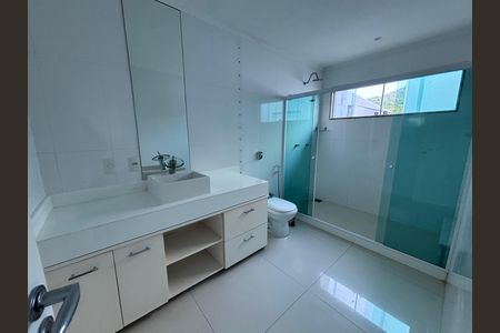 Casa de condomínio para alugar com 580m², 6 quartos e 4 vagas Casa de condomínio para alugar com 580m², 6 quartos e 4 vagasBanheiro do quarto 6
