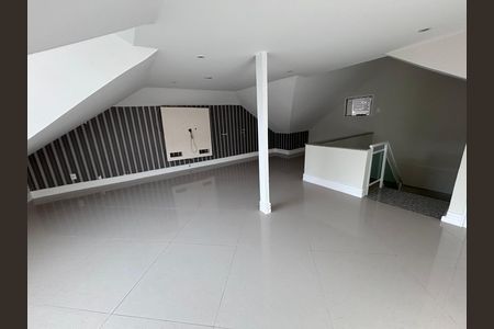 Casa de condomínio para alugar com 580m², 6 quartos e 4 vagas Casa de condomínio para alugar com 580m², 6 quartos e 4 vagasSótão