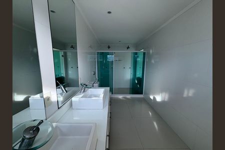 Casa de condomínio para alugar com 580m², 6 quartos e 4 vagas Casa de condomínio para alugar com 580m², 6 quartos e 4 vagasBanheiro do quarto 5