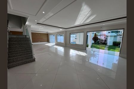 Sala de casa de condomínio para alugar com 6 quartos, 580m² em Recreio dos Bandeirantes, Rio de Janeiro