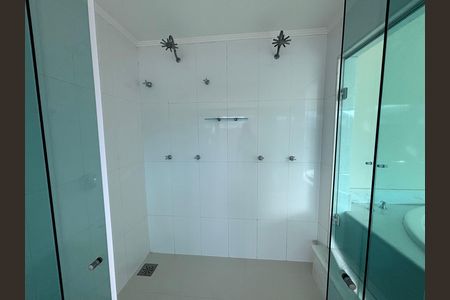 Casa de condomínio para alugar com 580m², 6 quartos e 4 vagas Casa de condomínio para alugar com 580m², 6 quartos e 4 vagasBanheiro do quarto 5