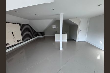 Casa de condomínio para alugar com 580m², 6 quartos e 4 vagas Casa de condomínio para alugar com 580m², 6 quartos e 4 vagasSótão