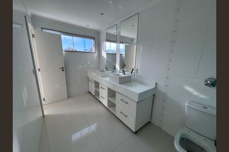 Casa de condomínio para alugar com 580m², 6 quartos e 4 vagas Casa de condomínio para alugar com 580m², 6 quartos e 4 vagasBanheiro do quarto 5