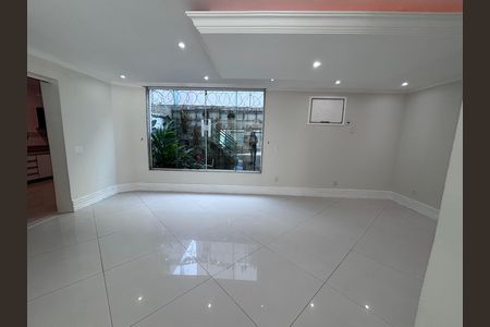 Sala íntima  de casa de condomínio para alugar com 6 quartos, 580m² em Recreio dos Bandeirantes, Rio de Janeiro