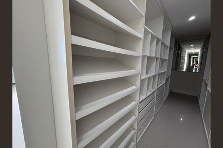Casa de condomínio para alugar com 580m², 6 quartos e 4 vagas Casa de condomínio para alugar com 580m², 6 quartos e 4 vagasCloset do quarto 5