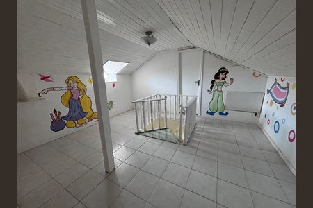 Casa de condomínio para alugar com 580m², 6 quartos e 4 vagas Casa de condomínio para alugar com 580m², 6 quartos e 4 vagasSótão 2