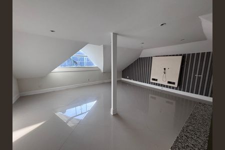 Casa de condomínio para alugar com 580m², 6 quartos e 4 vagas Casa de condomínio para alugar com 580m², 6 quartos e 4 vagasSótão