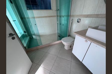 Casa de condomínio para alugar com 580m², 6 quartos e 4 vagas Casa de condomínio para alugar com 580m², 6 quartos e 4 vagasBanheiro do Quarto 2