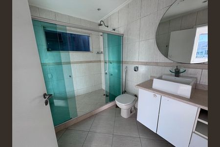 Casa de condomínio para alugar com 580m², 6 quartos e 4 vagas Casa de condomínio para alugar com 580m², 6 quartos e 4 vagasBanheiro do Quarto 2